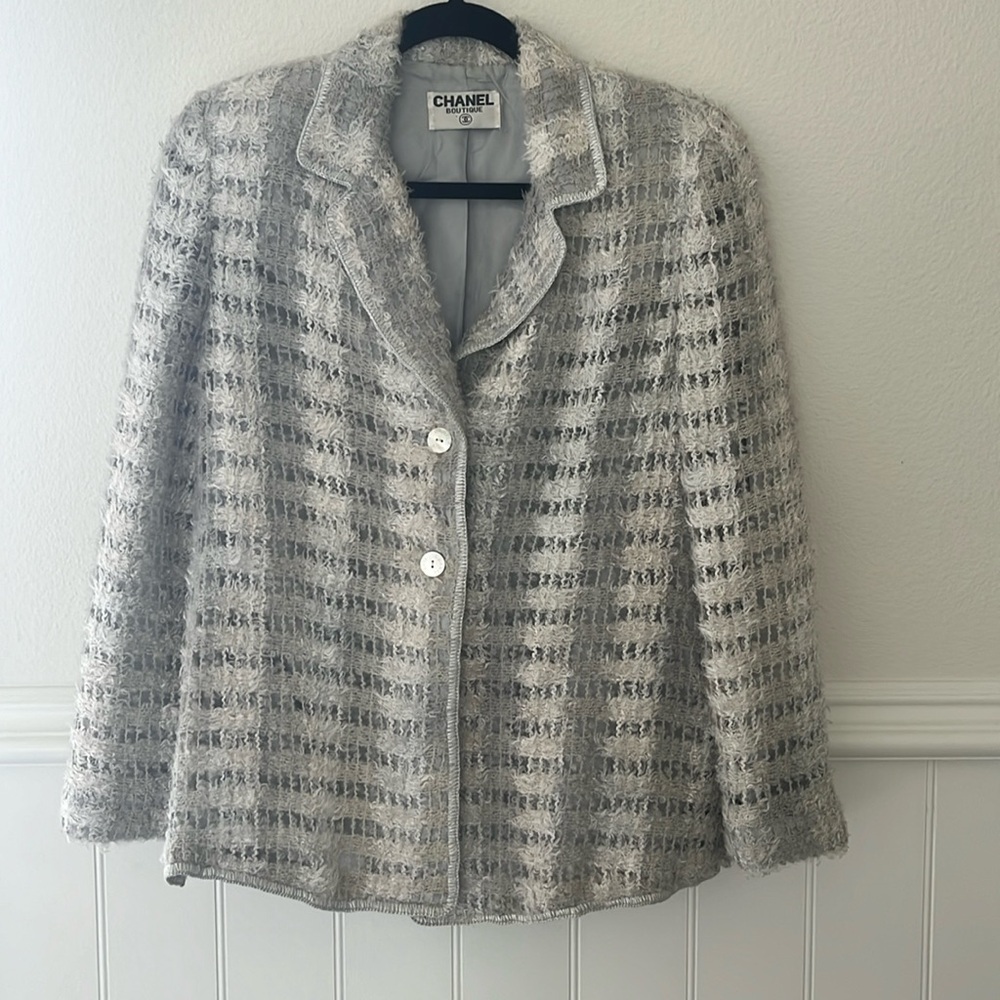CHANEL Boutique Vintage Blazer Gray, Silver and White. About size Medium